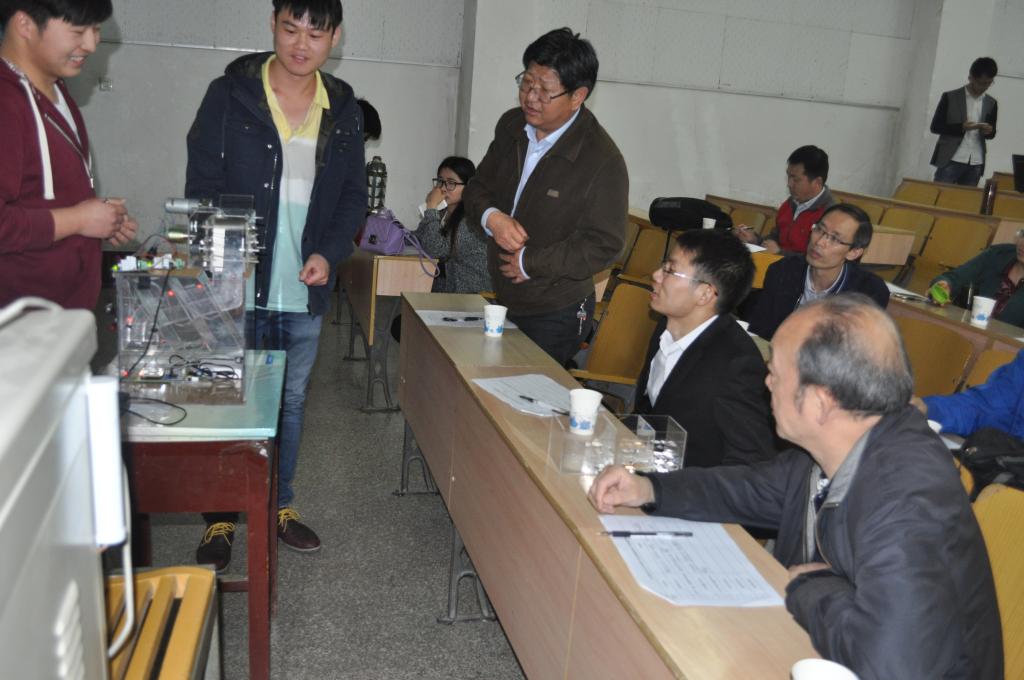 Vwin德赢刘福建等同学对作品进行介绍